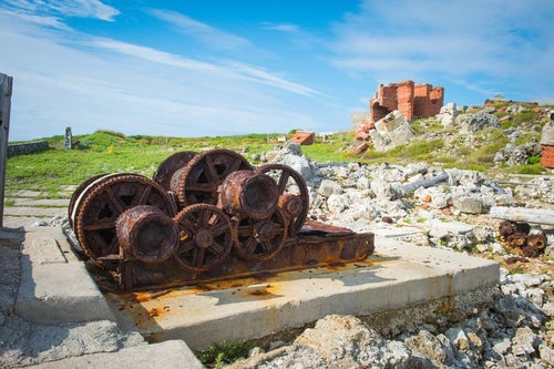 北大東島の燐鉱石貯蔵庫跡・乾燥施設と錆びついたウインチの写真