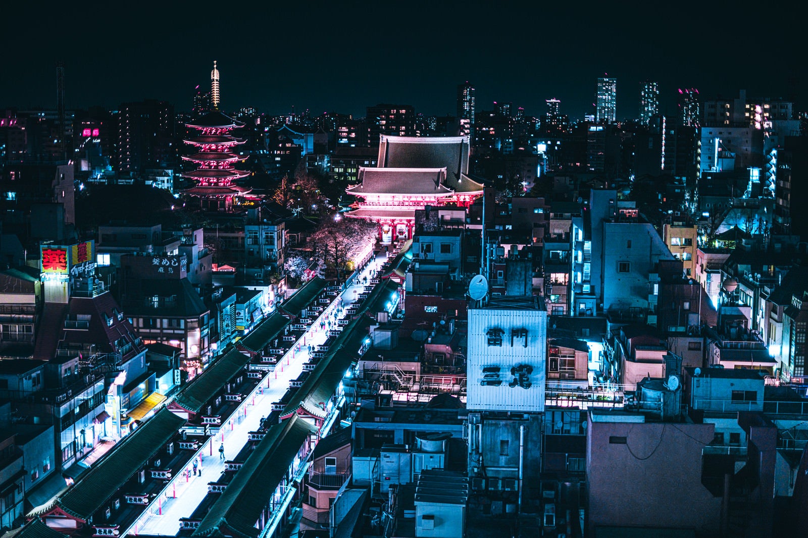 「仲見世通りから浅草寺を望む夜景」の写真