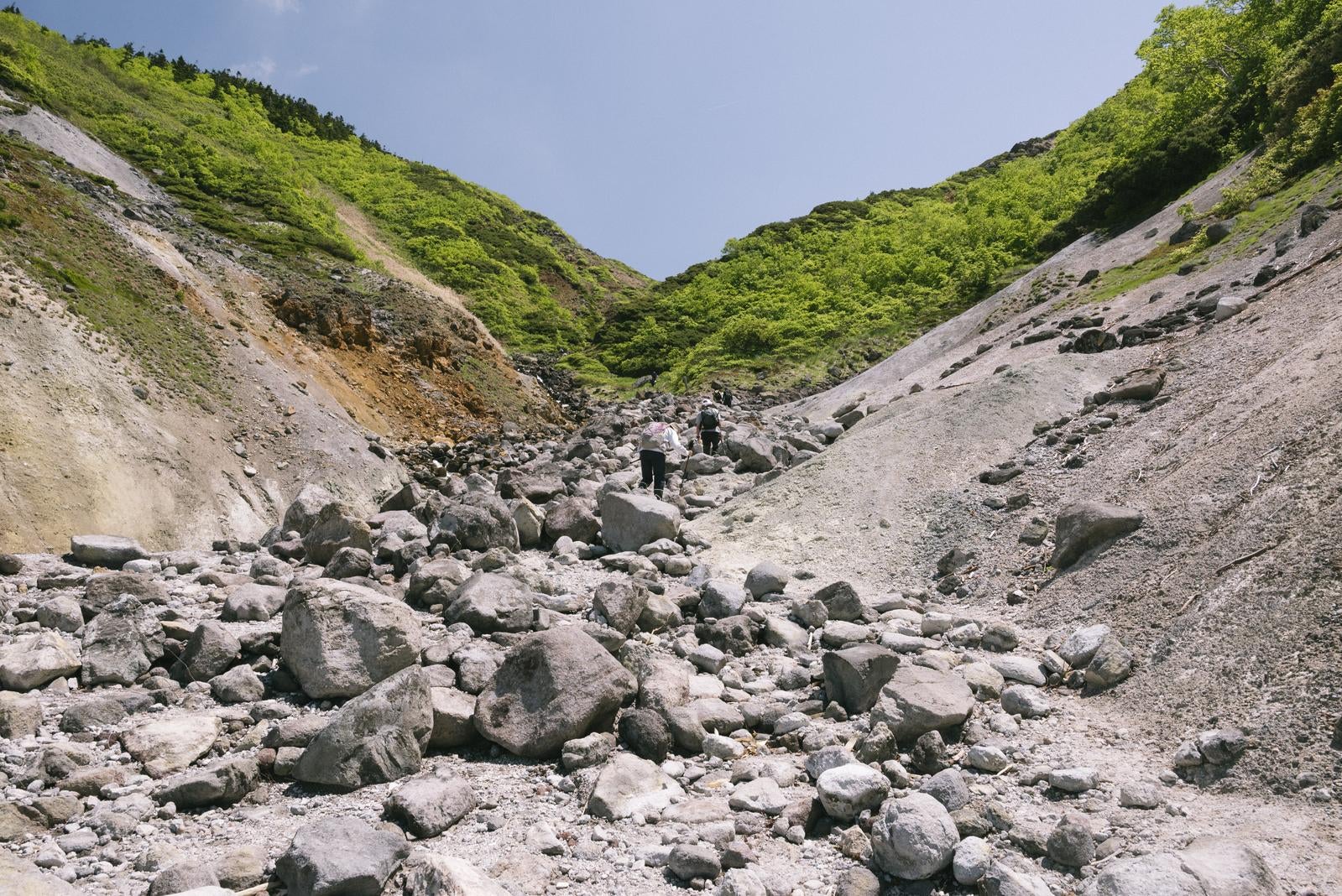 「八甲田山地獄谷と登山者」の写真