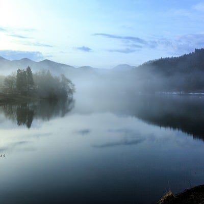 霧がかかった池の写真