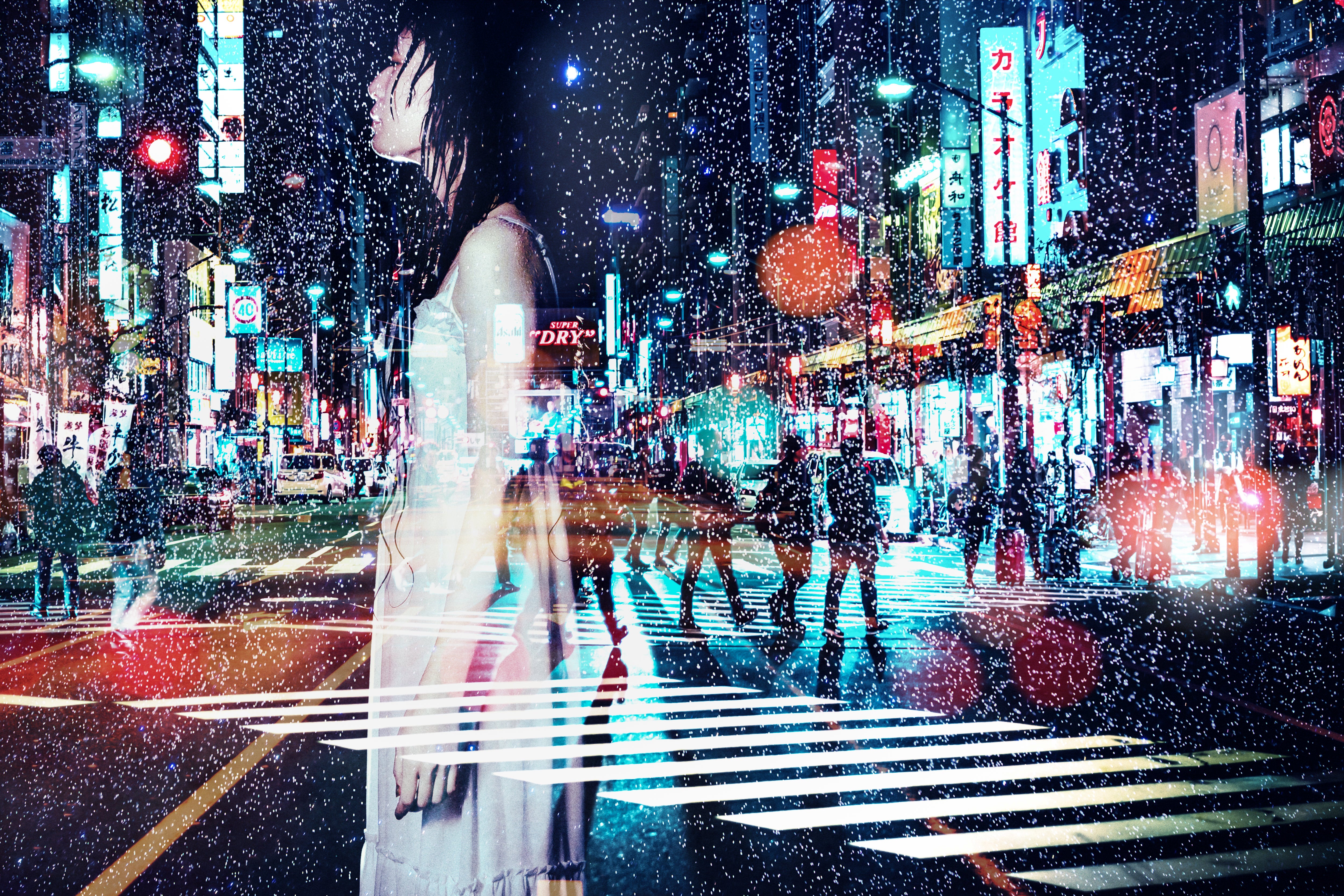 【ちょび作品】雨の街｜#外は雨シリーズ｜F4サイズ ｜風景画｜ 雨に打たれる女性と夜の街の無料の写真素材 - ID.33534｜フリー素材