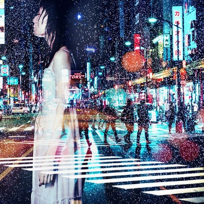 雨に打たれる女性と夜（フォトモンタージュ）の写真