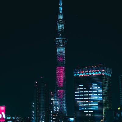 ライトアップされたハートのビルと東京スカイツリーの写真