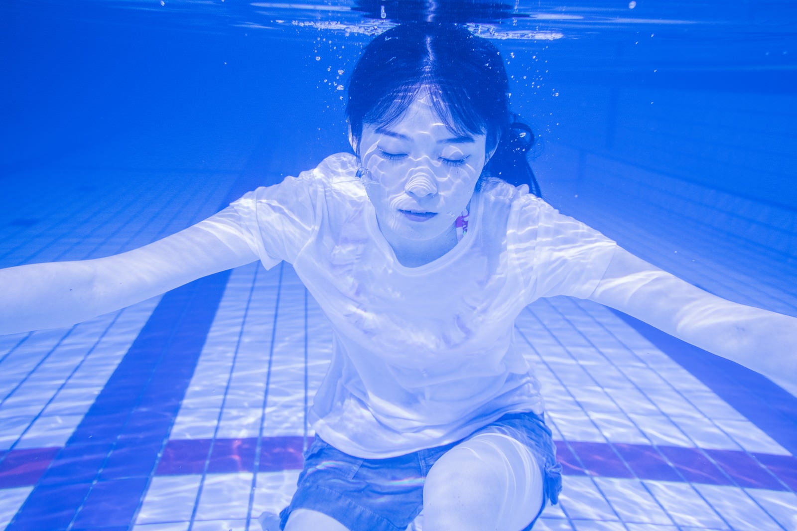 「水中で息を止め続ける女性」の写真［モデル：たけべともこ］