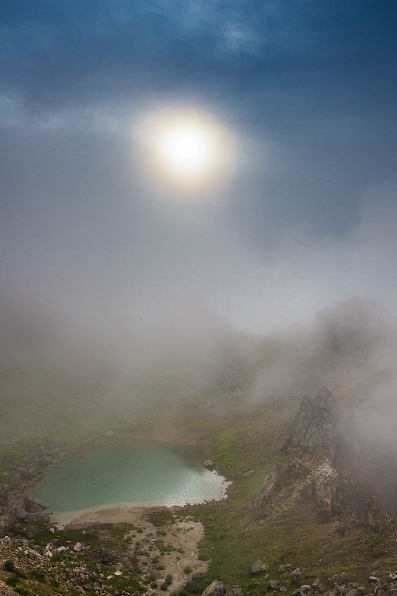 「霧の中の焼岳の正賀池と日暈」の写真