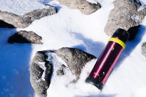 冬山登山で必須な熱湯を入れた魔法瓶の写真