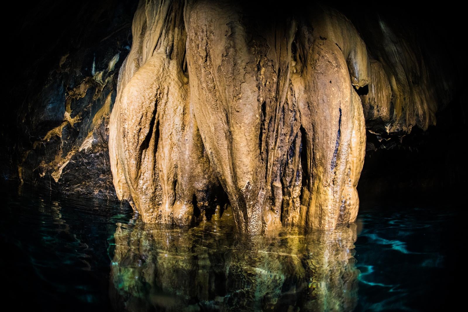 「辺戸岬ドームの海底鍾乳洞」の写真