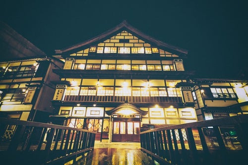 旅館の灯りともる銀山温泉の旅館の写真