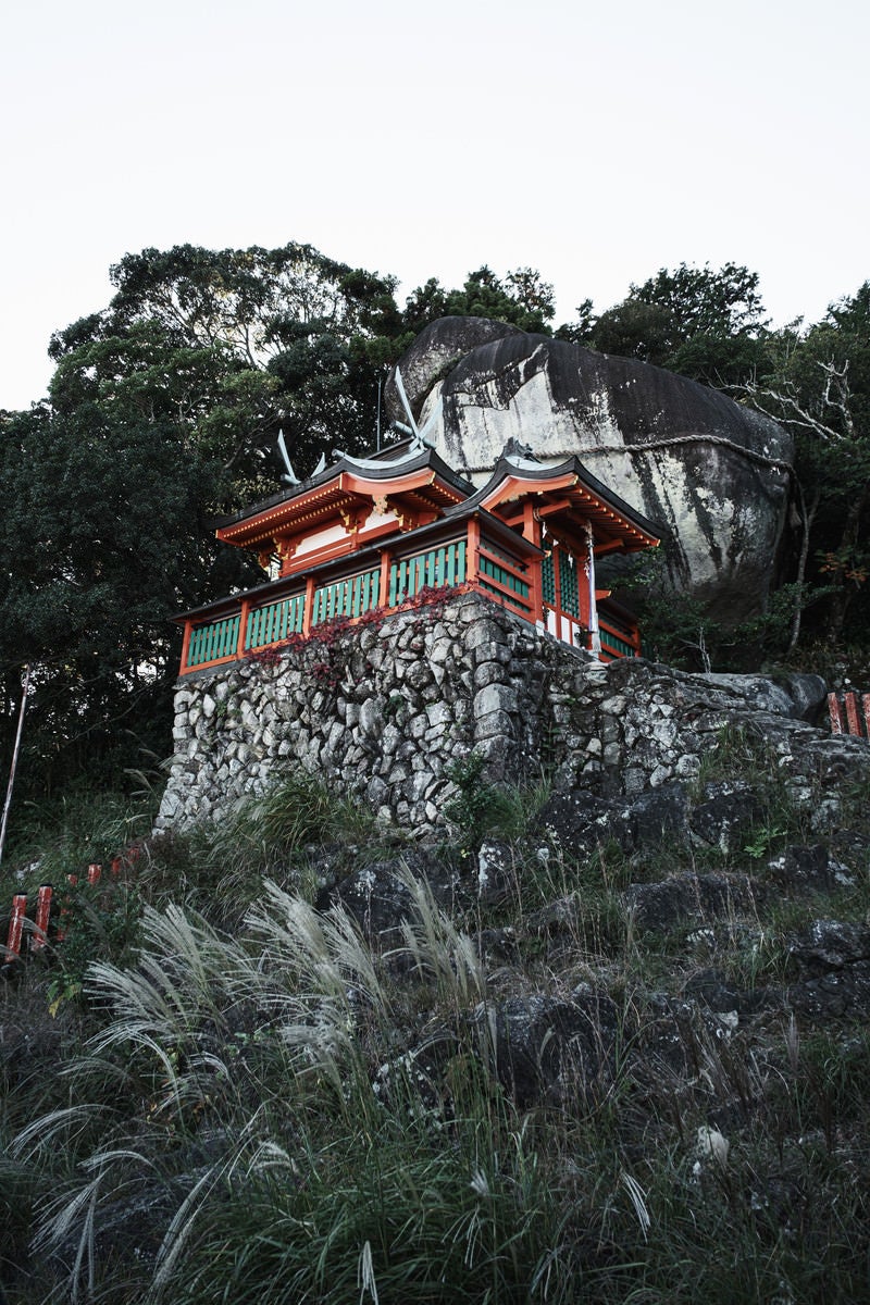 「石垣の上に聳える神倉神社とゴトビキ岩」の写真