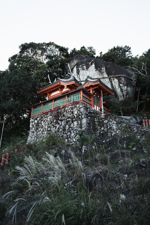 石垣の上に聳える神倉神社とゴトビキ岩の写真