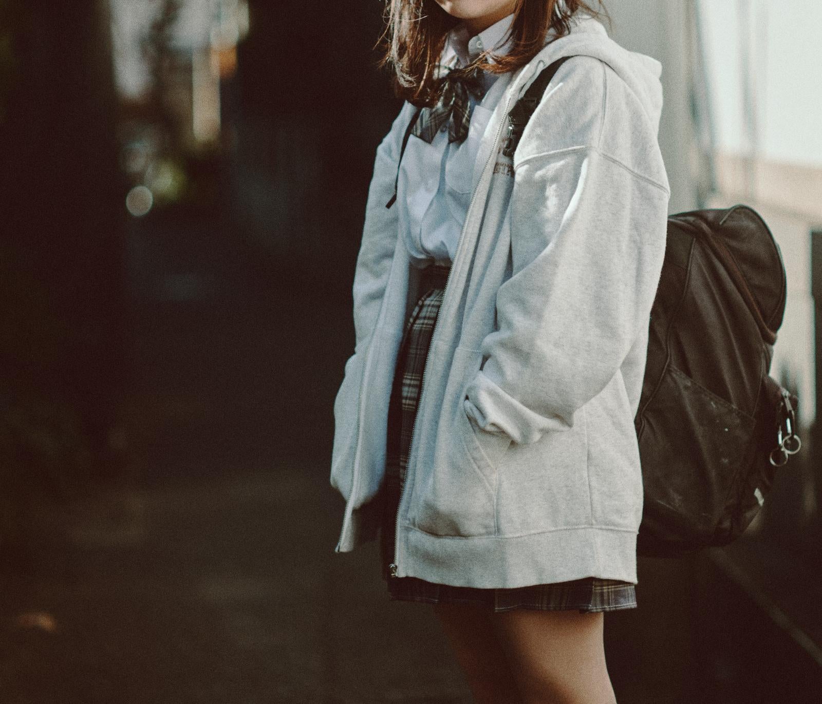 「放課後の下校途中に立ち止まる女子高生」の写真