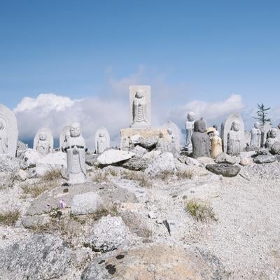 鳳凰三山の地蔵岳山頂に立ち並ぶお地蔵さんの写真