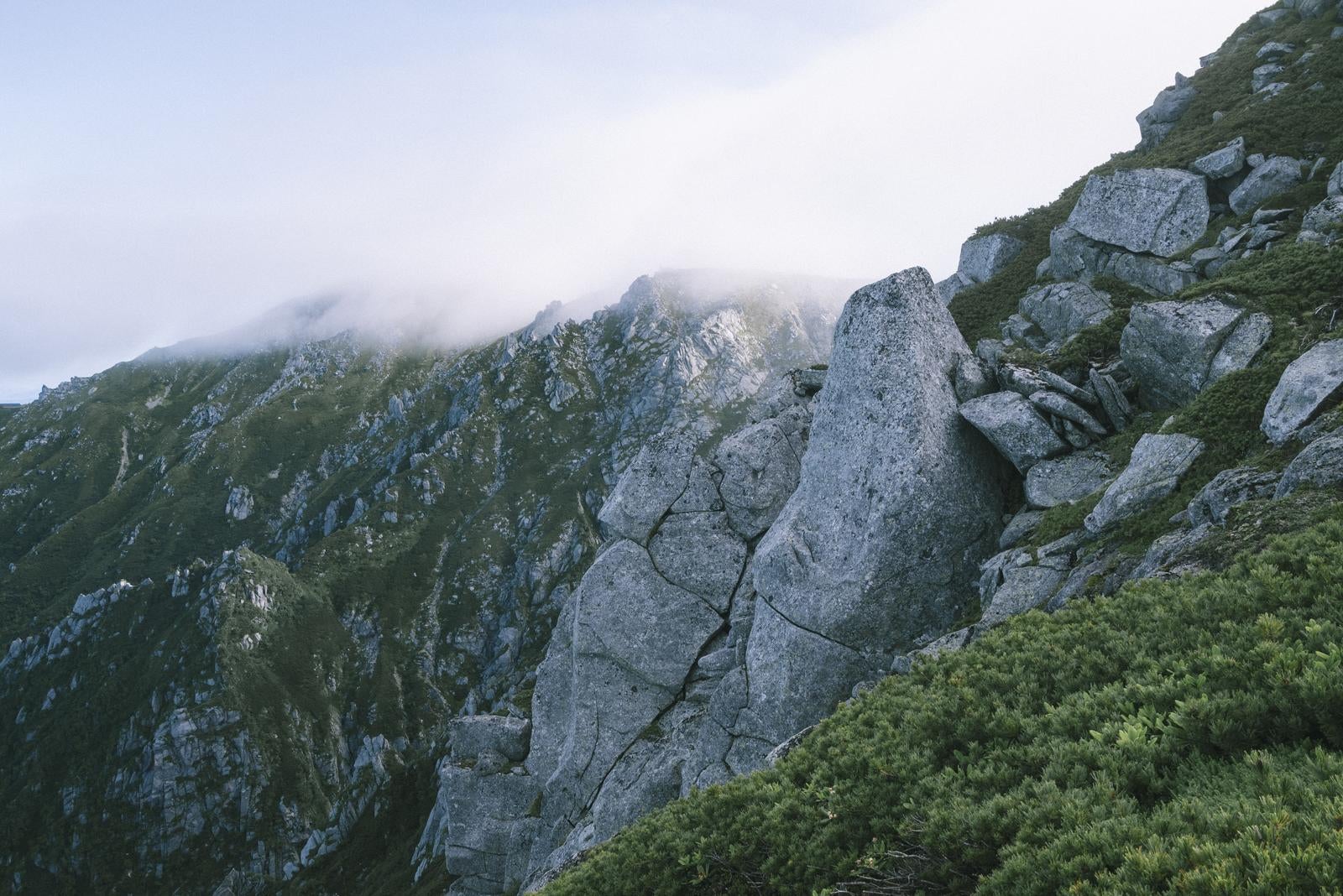 「滝雲が覆いかぶさる木曽駒ヶ岳稜線」の写真