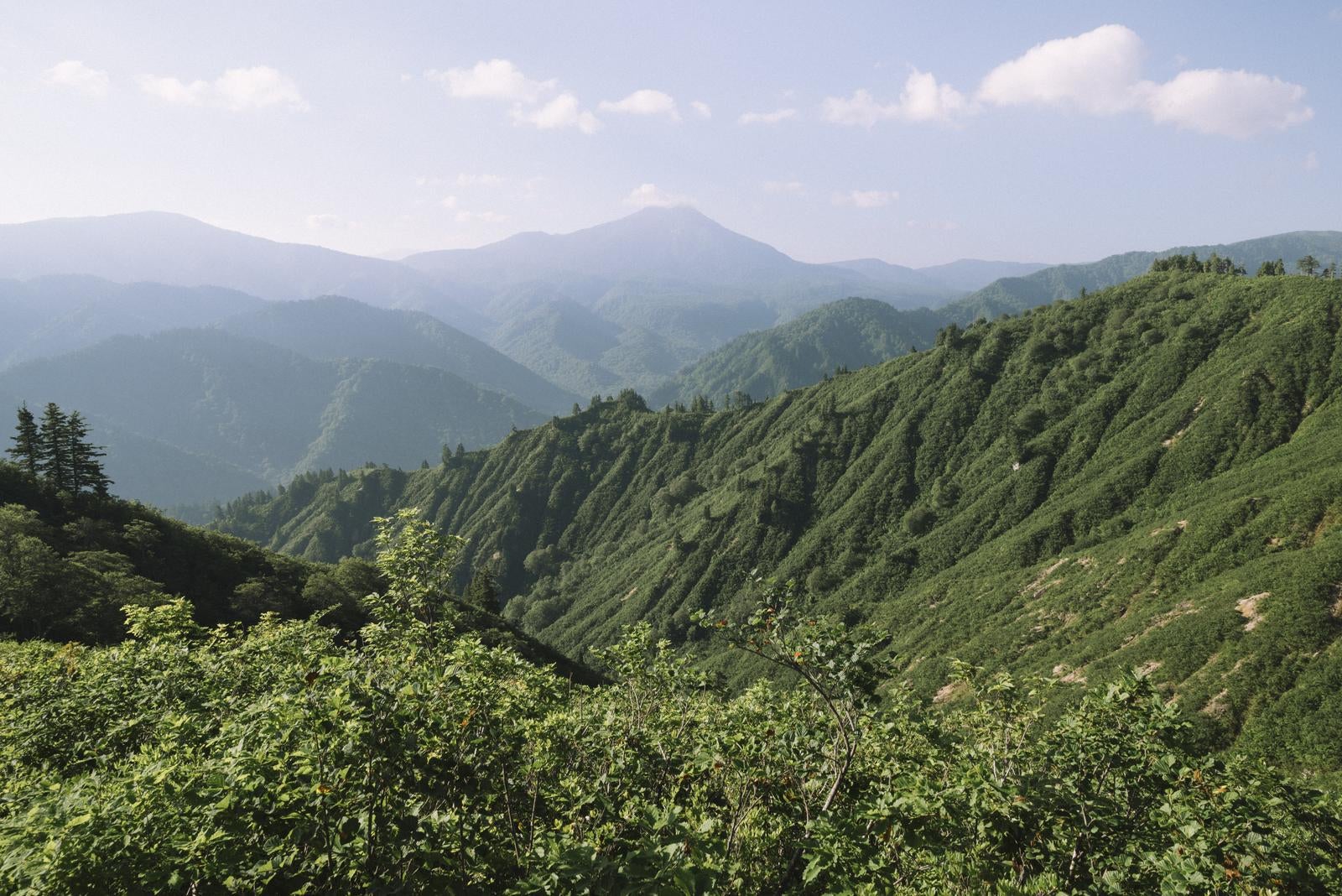 「平ヶ岳登山道からみる尾瀬と燧ヶ岳」の写真