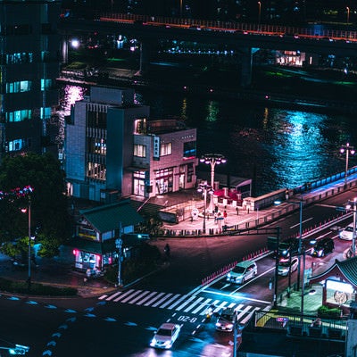 夜の隅田川と街並みの写真