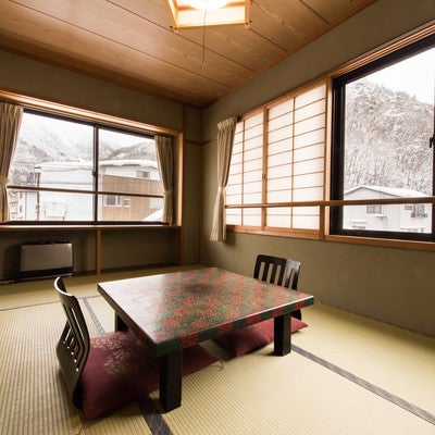 平湯温泉の雪景色と栄太郎の客室の写真
