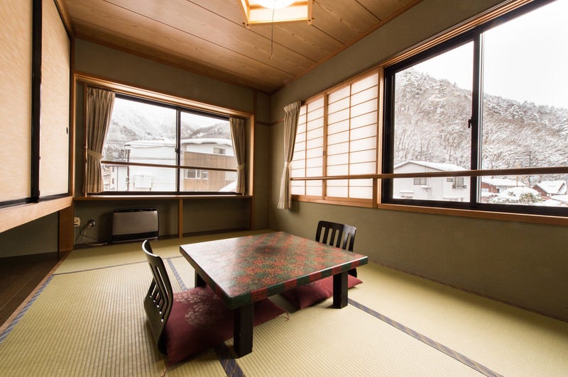 平湯温泉の雪景色と栄太郎の客室の写真