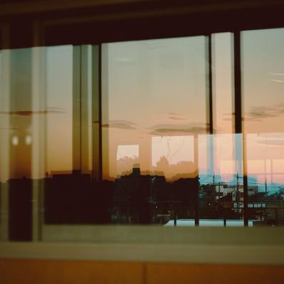 窓越しの夕景の写真