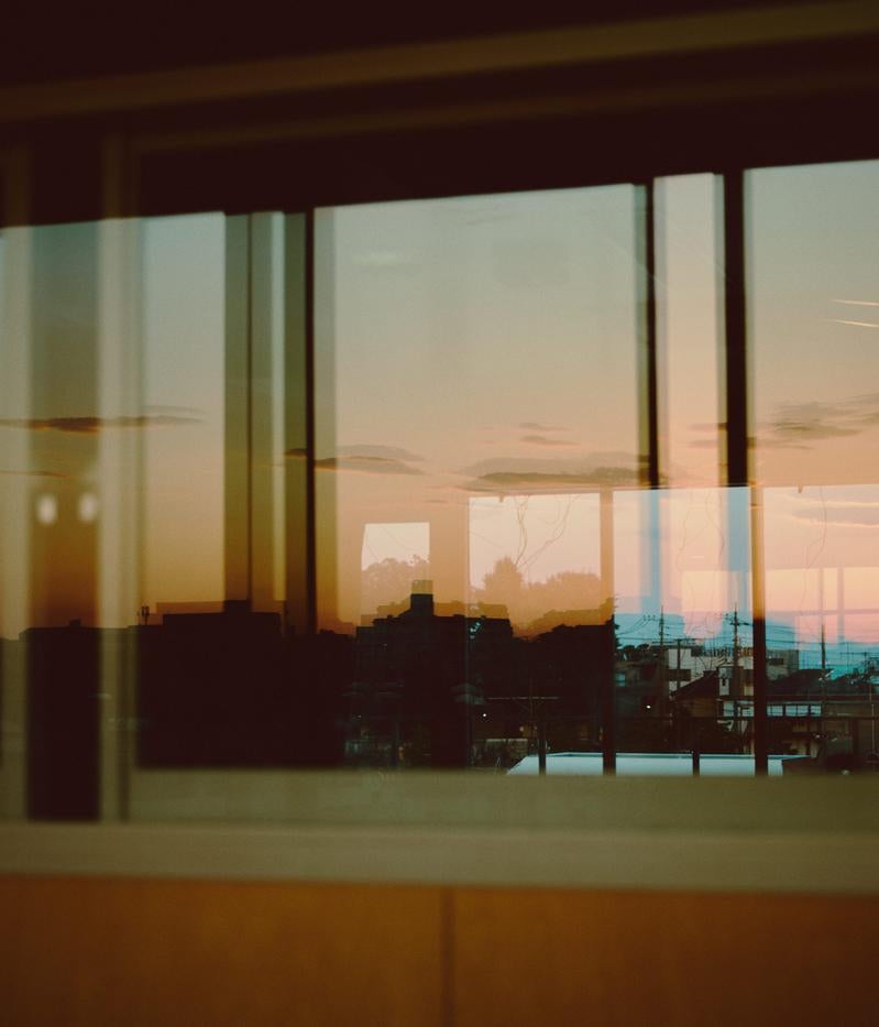 「窓越しの夕景」の写真