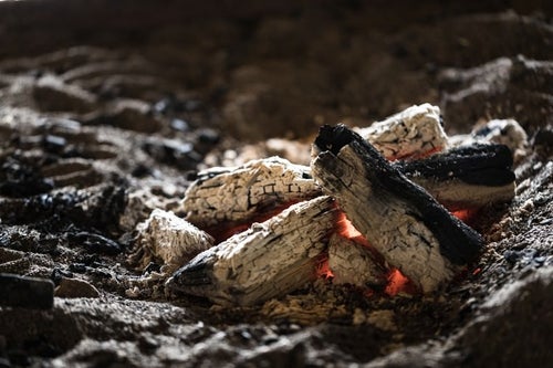 趣ある炭火が揺れる囲炉裏の写真