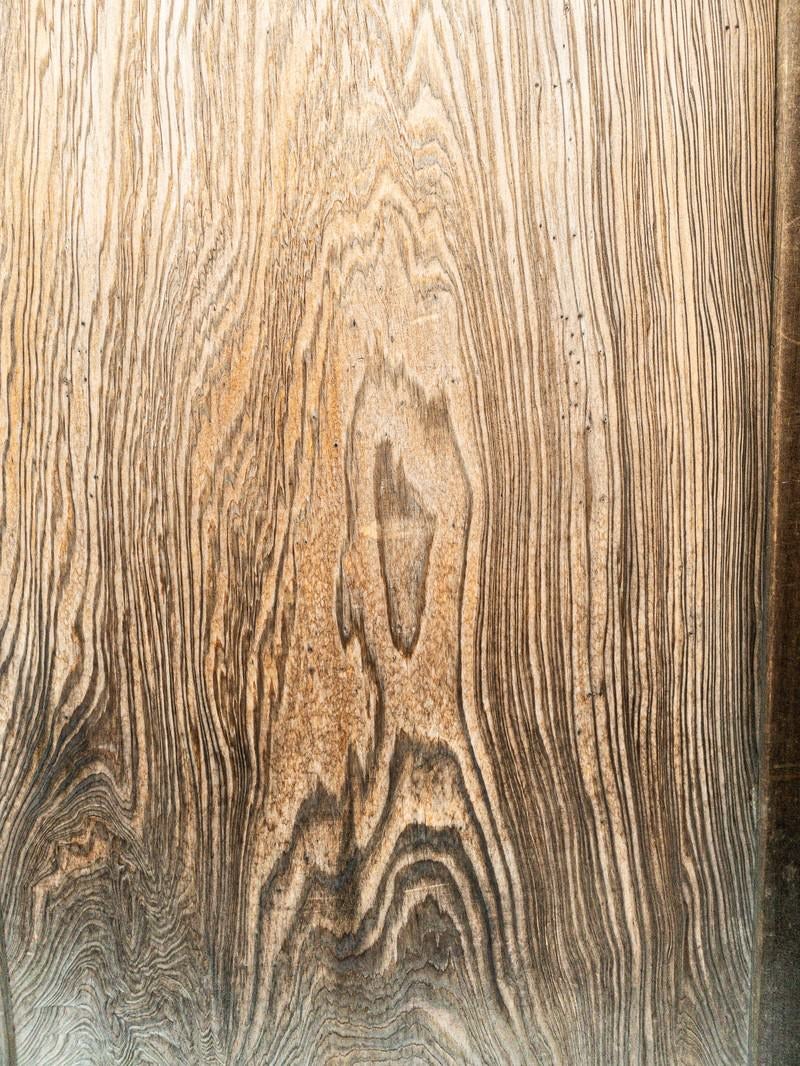 「木目の出た一枚板のテクスチャー」の写真