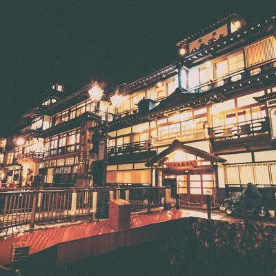幻想的なガス灯のともる銀山温泉の旅館の写真