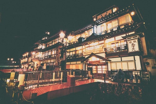 幻想的なガス灯のともる銀山温泉の旅館の写真