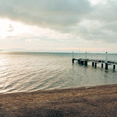 早朝の琵琶湖と波止場で感じる穏やかな時間の写真