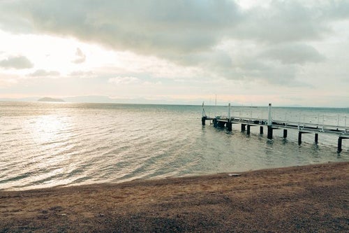 早朝の琵琶湖と波止場で感じる穏やかな時間の写真