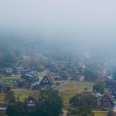 岐阜県白川郷合掌集落の朝霧の写真