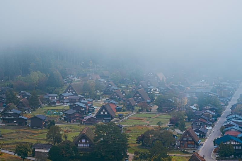 岐阜県白川郷合掌集落の朝霧の写真