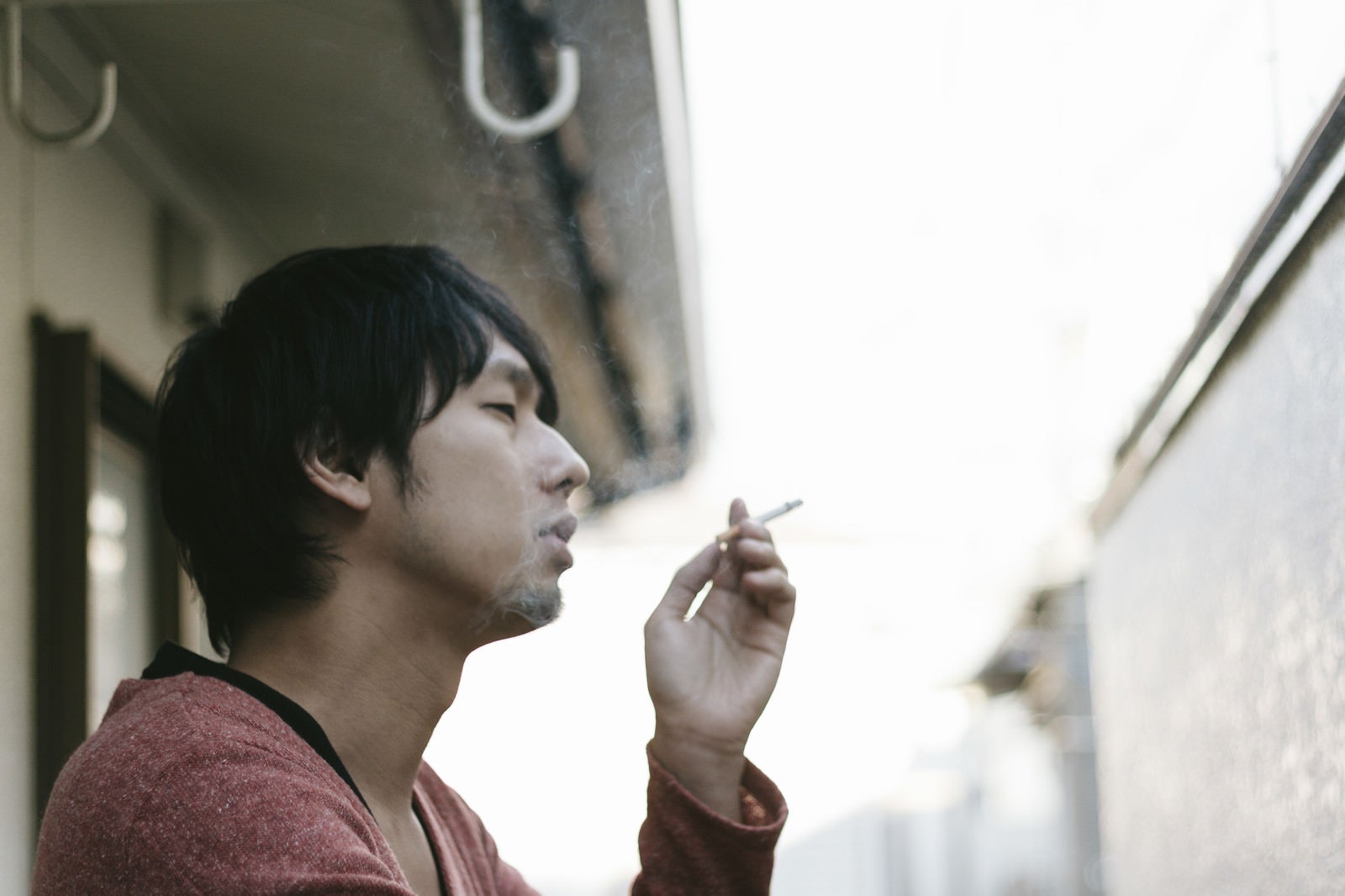 「肩身がせまい喫煙者」の写真［モデル：大川竜弥］