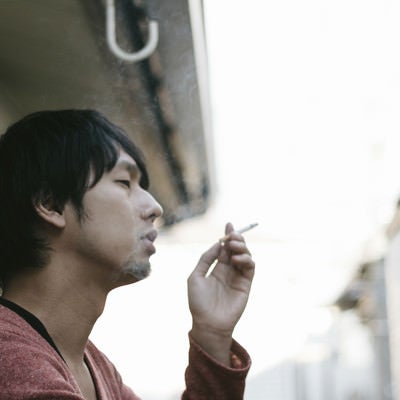 肩身がせまい喫煙者の写真