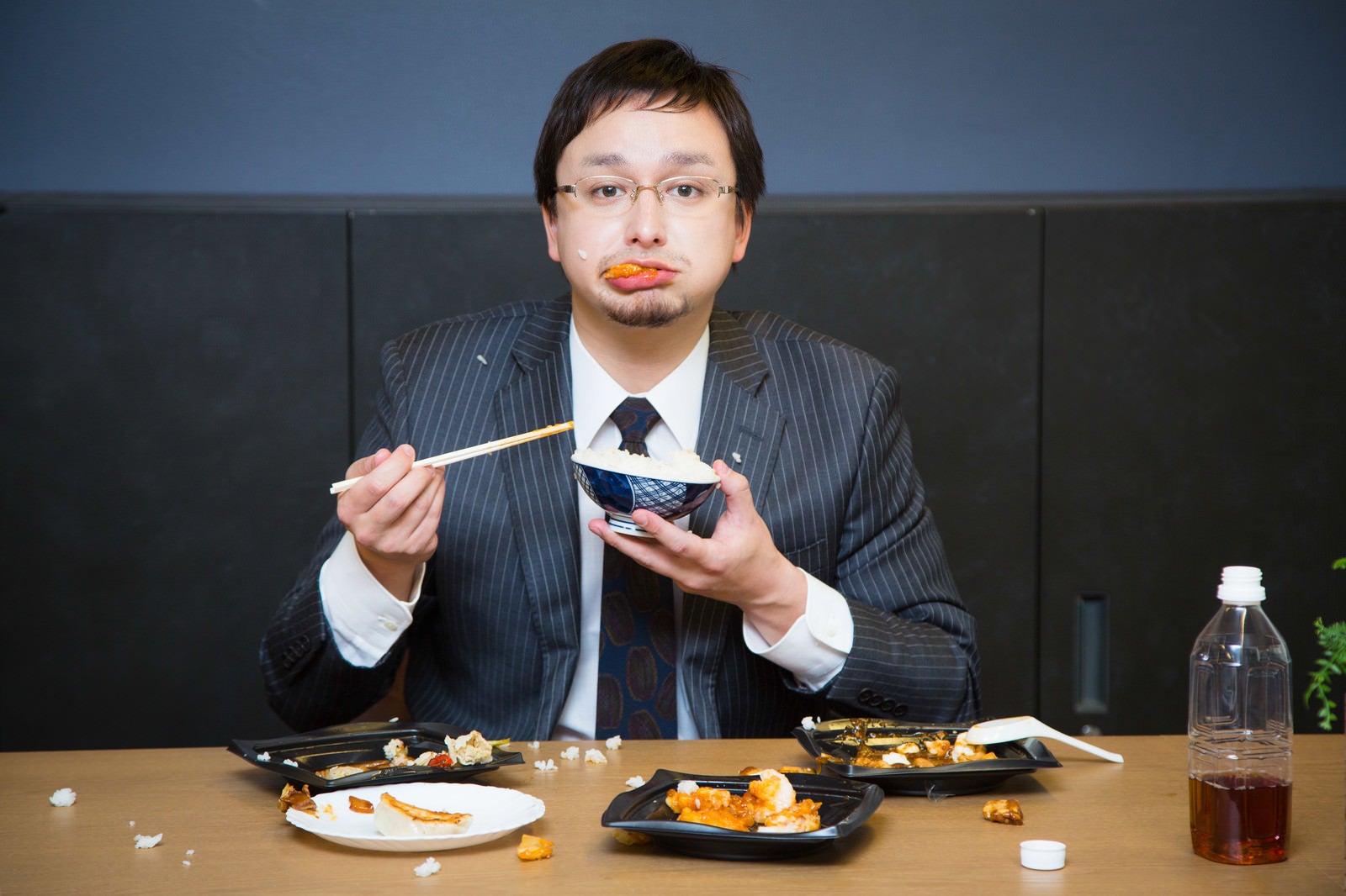 「食べ方が汚いビジネスマンは嫌われます」の写真［モデル：Max_Ezaki］