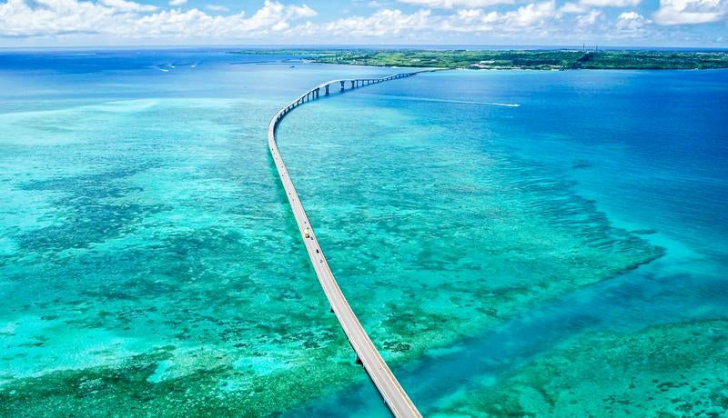 宮古ブルーの海を渡る大橋の空撮