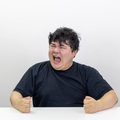 駄々をこねて台パン男性の写真