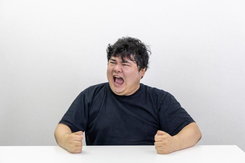 駄々をこねて台パン男性の写真