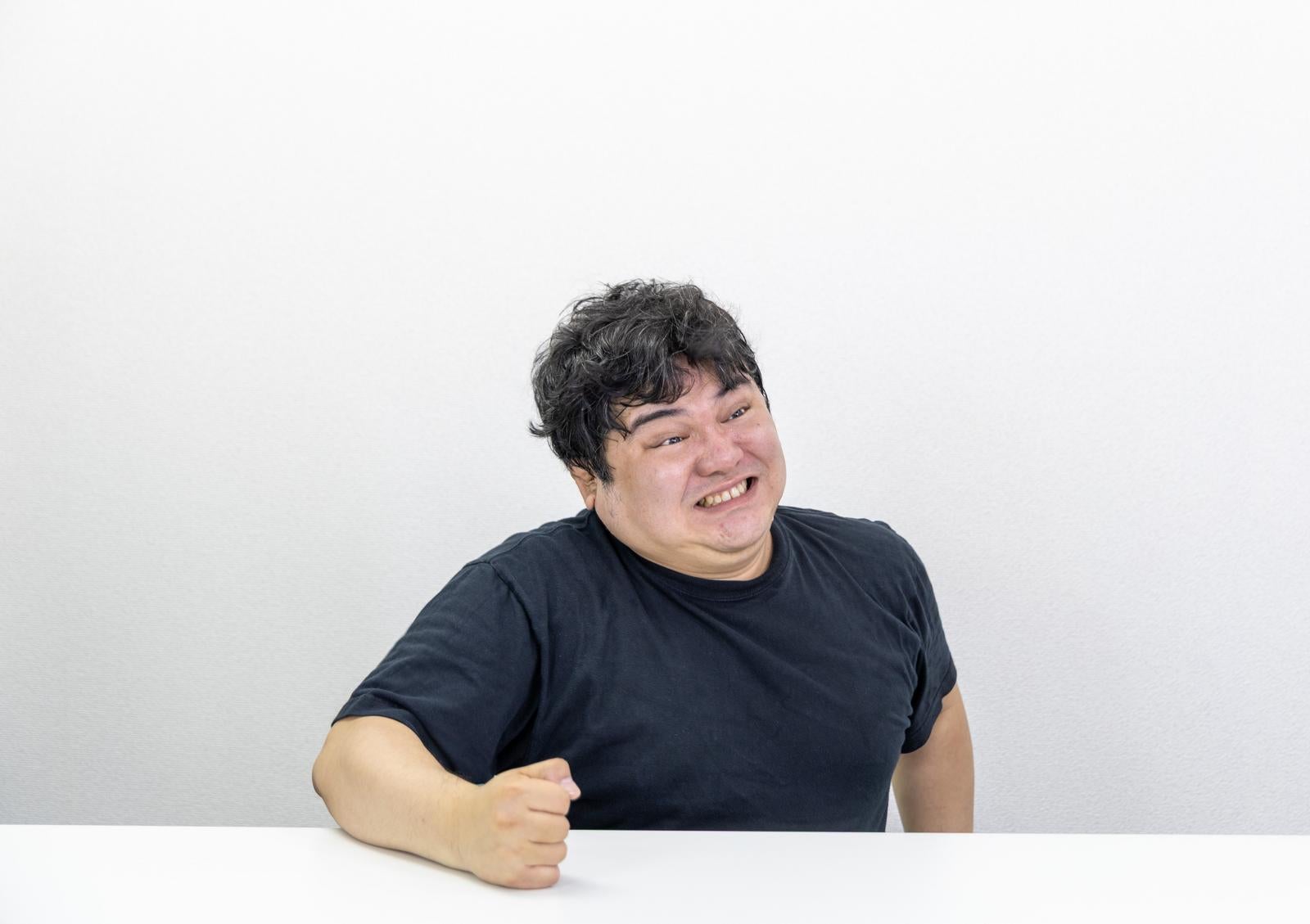 「歯を食いしばって台パン男子」の写真［モデル：段田隼人］