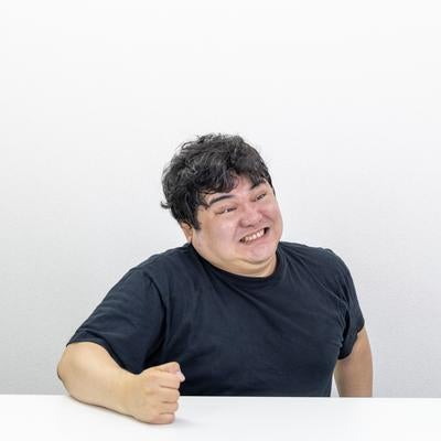 歯を食いしばって台パン男子の素材