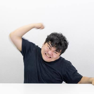 拳を振り上げる男性の迫力ある瞬間の写真