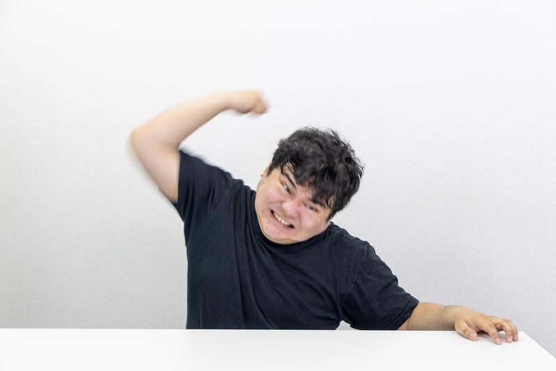 拳を振り上げる男性の迫力ある瞬間の写真