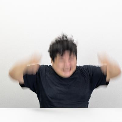 ムカつきすぎて台パンする瞬間の写真