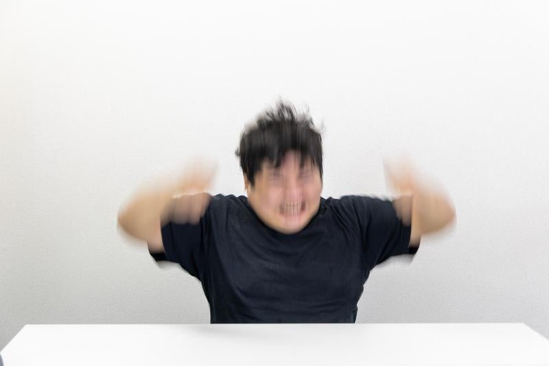 ムカつきすぎて台パンする瞬間の写真