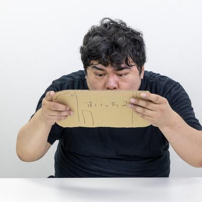 中古の次世代ゲーム機を購入した男性の写真