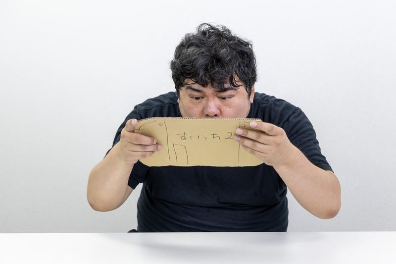 中古の次世代ゲーム機を購入した男性の写真