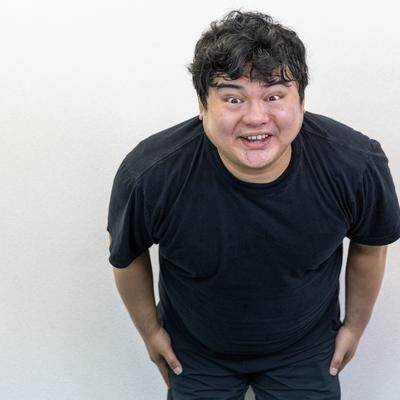 スキマ時間に働くアルバイトの男性の素材