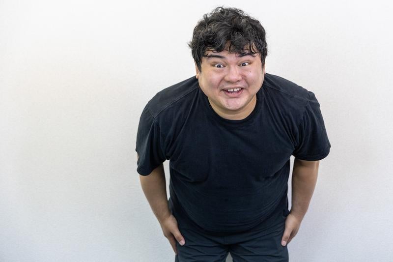 スキマ時間に働くアルバイトの男性の写真