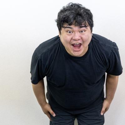 前傾姿勢で「サーセン」する男性の素材
