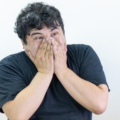 思わず口元を押さえる瞬間の写真