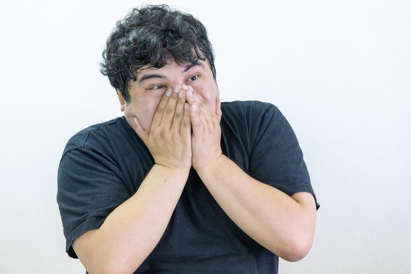 思わず口元を押さえる瞬間の写真